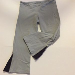 Lulu lemon Capri yoga pants with zipper vents-not made anymore